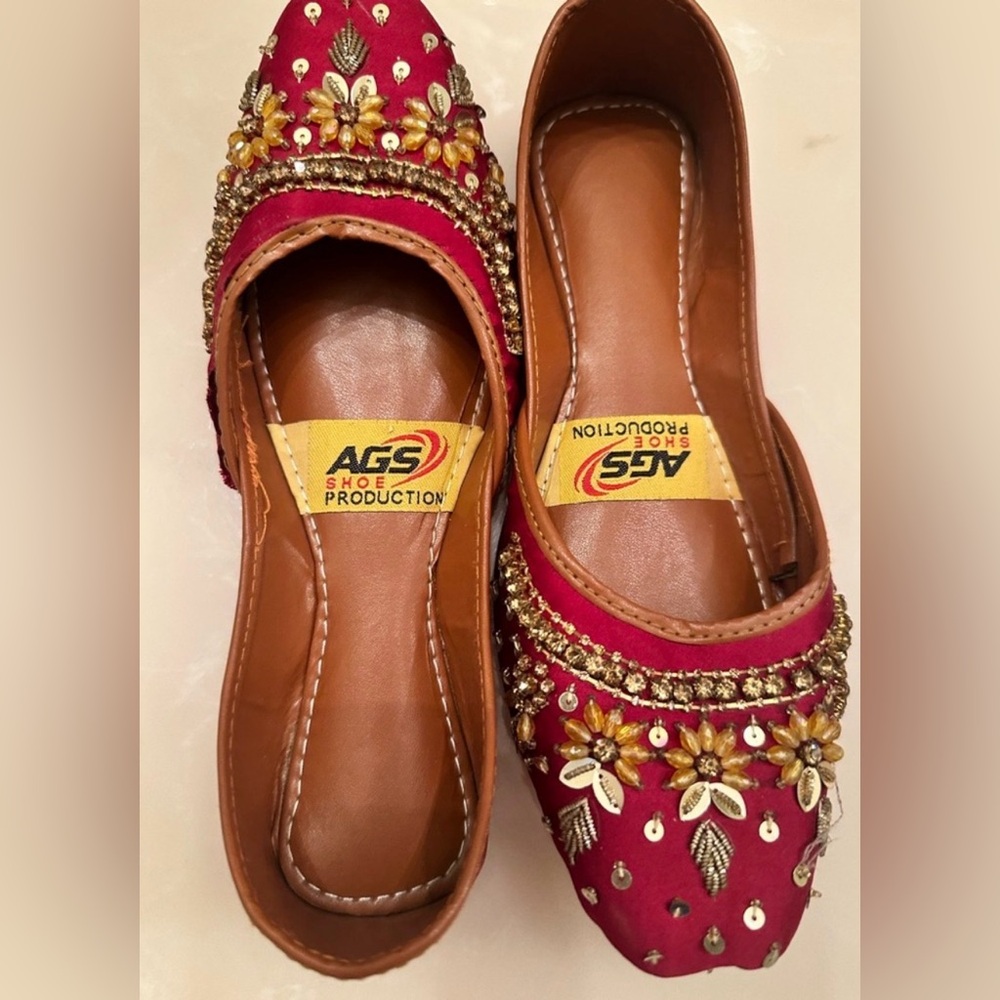 Traditional Pakistani Magenta & Chocolate Hand-Embroidered Khussas - Size 6 - Picture 5 of 13